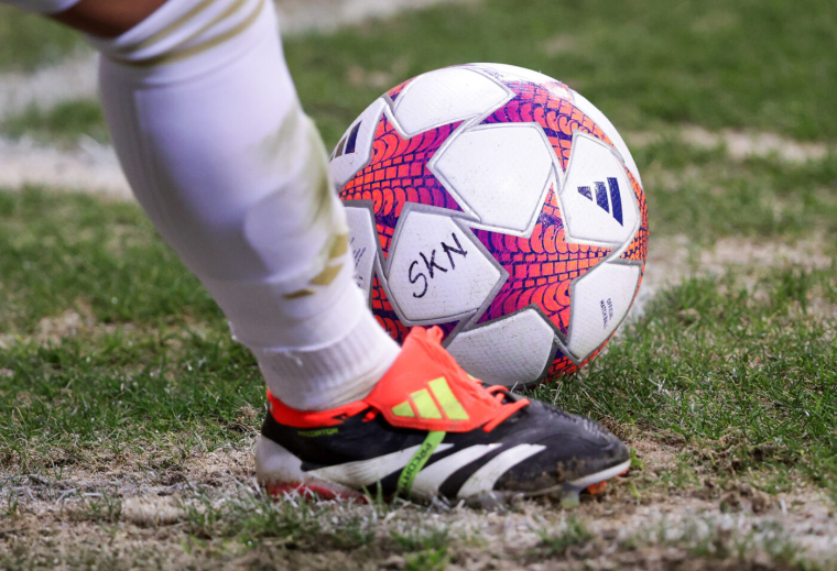 En district, un attaquant tombe dans un trou en plein match