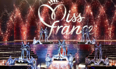 Des participantes à l'élection Miss France 2026 défilent, le 6 décembre 2025, à Amiens ( AFP / Sameer AL-DOUMY )