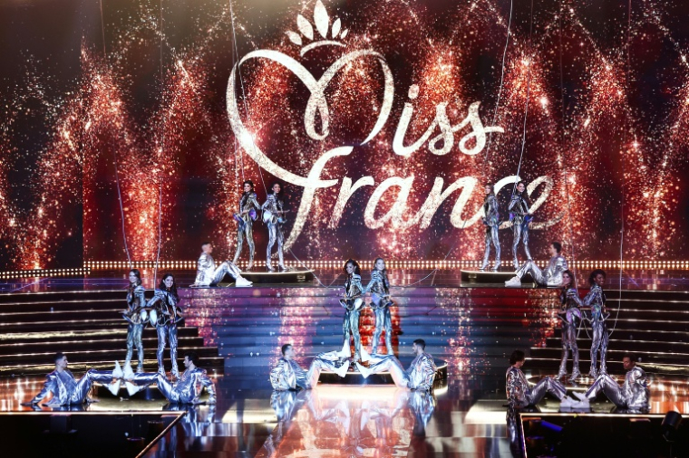 Des participantes à l'élection Miss France 2026 défilent, le 6 décembre 2025, à Amiens ( AFP / Sameer AL-DOUMY )