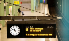 Un écran affiche des informations dans une station de métro de Berlin le jour d'une grève