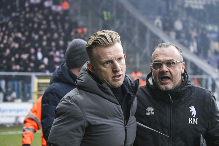 Visé par un jet de pétard, Kuyt dénonce la « lâcheté » des supporters