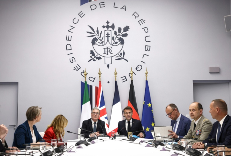 La ministre britannique des Affaires étrangères, Yvette Cooper (g), la Première ministre italienne, Giorgia Meloni (2e g), le Premier ministre britannique, Keir Starmer (c,g), le président français, Emmanuel Macron (c,d), et le chancelier allemand, Friedrich Merz (3e d), participent à un sommet international sur le détroit d'Ormuz à l'Élysée, le 17 avril 2026 à Paris ( POOL / Tom Nicholson )