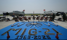 Des avions de chasse MiG-21 de l'armée de l'air indienne sur le tarmac de la base aérienne de Chandigarh, avant leur départ définitif, le 24 septembre 2025 ( AFP / Arun SANKAR )