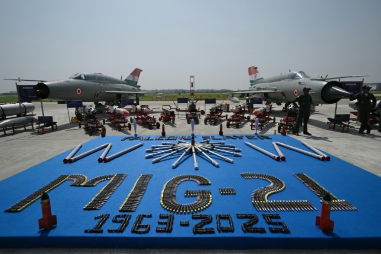 Des avions de chasse MiG-21 de l'armée de l'air indienne sur le tarmac de la base aérienne de Chandigarh, avant leur départ définitif, le 24 septembre 2025 ( AFP / Arun SANKAR )