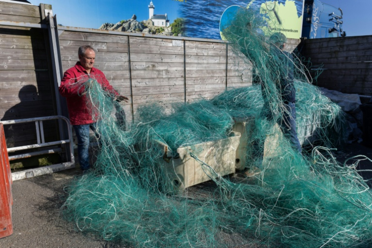 Christian Abaziou,  membre de l'association française "Kernic Solidarités", chargé de la logistique, récupère les filets destinés à l'Ukraine dans le port de Roscoff, le 17 octobre 2025 dans le Finistère ( AFP / Fred TANNEAU )