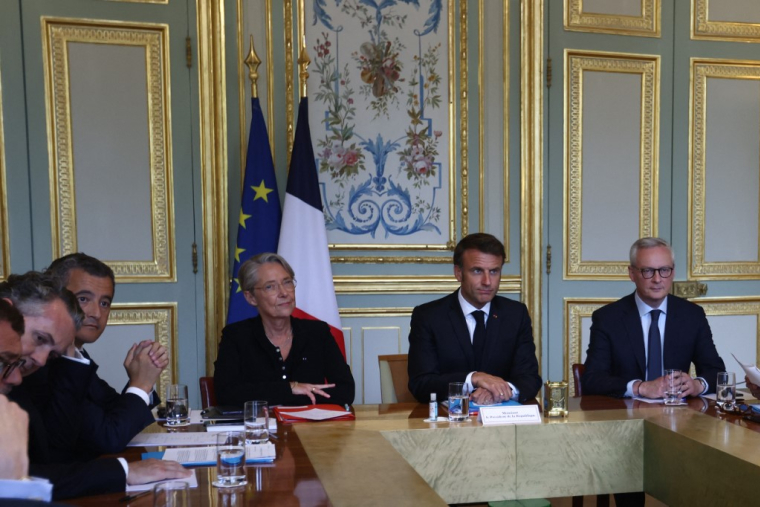 Le président Emmanuel Macron (2e à droite), aux côtés de la Première ministre Élisabeth Borne, du ministre de l'Intérieur Gérald Darmanin (à gauche) et du ministre de l'Économie Bruno Le Maire (à droite), assistent à une réunion du gouvernement au ministère de l'Intérieur à Paris, le 2 juillet 2023. ( POOL / MOHAMMED BADRA )