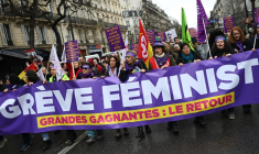 Des femmes défilent derrière une banderole indiquant "Grève féministe" lors d'un rassemblement pour marquer la Journée internationale des droits des femmes à Paris, le 8 mars 2023. ( AFP / CHRISTOPHE ARCHAMBAULT )