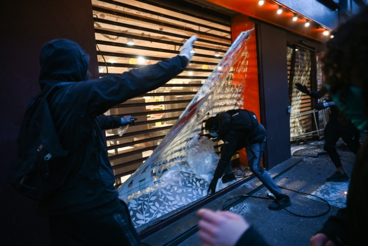 Des casseurs s'attaquent à un Franprix place de la Republique à Paris le 18 octobre 2026 ( AFP / Matthieu RONDEL )