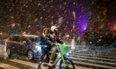 A Paris, place de la République, lors d'un épisode neigeux, le 23 novembre 2025  ( AFP / Dimitar DILKOFF )