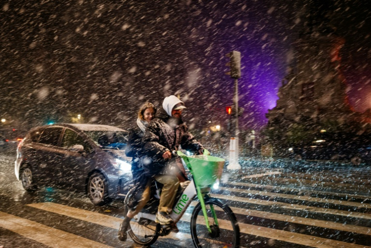 A Paris, place de la République, lors d'un épisode neigeux, le 23 novembre 2025  ( AFP / Dimitar DILKOFF )
