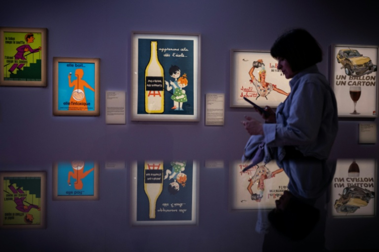 Des affiches de l'exposition "Ivresse" au Musée des Arts Précieux Paul Dupuy, le 17 avril 2026 à Toulouse ( AFP / Lionel BONAVENTURE )