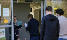 Des personnes portant des masques de protection font la queue pour récupérer des antibiotiques dans un bâtiment servant de centre médical sur le campus de l'Université du Kent à Canterbury, dans le sud-est de l'Angleterre, le 18 mars 2026, pendant une épidémie de méningite ( AFP / CARLOS JASSO )