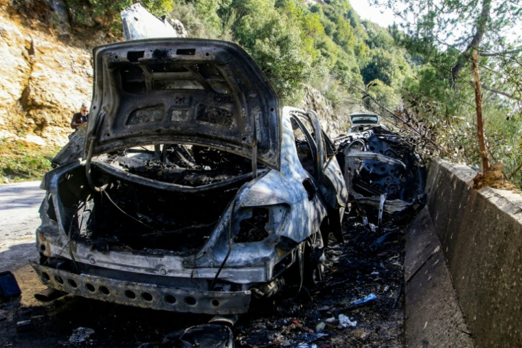 Un véhicule détruit, utilisé par une équipe de journalistes tués dans une frappe israélienne, au bord d'une route menant à Jezzine, dans le sud du Liban, le 28 mars 2026 ( AFP / Mahmoud ZAYYAT )
