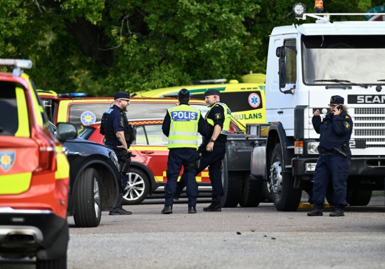 Des policiers sur les lieux où un agresseur armé d'une épée a blessé plusieurs personnes dans un lycée à Fagersta, dans le centre de la Suède, le 21 août 2026 ( TT NEWS AGENCY / Fredrik SANDBERG )