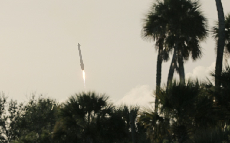 L'un des propulseurs de la fusée Falcon Heavy de SpaceX revient atterrir au centre spatial Kennedy, en Floride, après avoir lancé le télescope spatial Roman, le 30 août 2026 ( AFP / Gregg Newton )