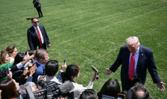 Le président américain Donald Trump s'adresse aux journalistes sur la pelouse sud de la Maison Blanche, avant de monter à bord de Marine One, le 16 avril 2026 à Washington ( AFP / Brendan SMIALOWSKI )
