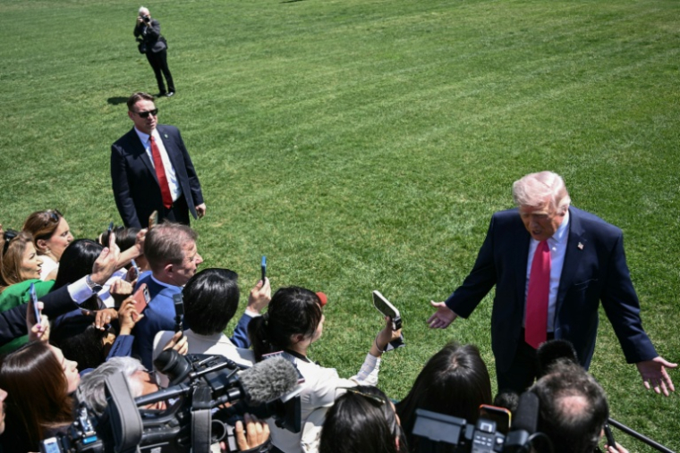 Le président américain Donald Trump s'adresse aux journalistes sur la pelouse sud de la Maison Blanche, avant de monter à bord de Marine One, le 16 avril 2026 à Washington ( AFP / Brendan SMIALOWSKI )