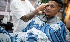 Le yakuza et ancien rappeur Tekisasu, 44 ans, dans un barbershop de Tokyo au Japon, le 27 août 2026 ( AFP / Yuichi YAMAZAKI )