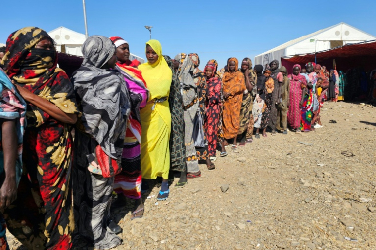 Des déplacés soudanais attendent de recevoir de l'aide humanitaire dans le camp d'Abou al-Naga, dans l'Etat de Gedaref à environ 400 kilomètres à l'est de Khartoum, le 30 décembre 2025 ( AFP / Abdulrahman GUMAA )