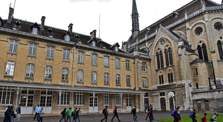 Selon le dernier baromètre de la solidarité Ipsos pour Apprentis d’Auteuil, les français sont de moins en moins généreux avec les associations. (© AFP)