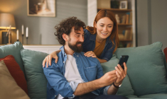 Sophie et Karim savent que pour séduire de futurs locataires et maximiser le rendement, il ne suffit pas de rafraîchir l’appartement en surface. Chaque choix de travaux compte, à la fois pour l’attractivité du bien et pour la fiscalité via le LMNP. ( crédit photo : Getty Images )