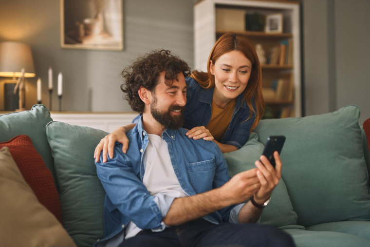 Sophie et Karim savent que pour séduire de futurs locataires et maximiser le rendement, il ne suffit pas de rafraîchir l’appartement en surface. Chaque choix de travaux compte, à la fois pour l’attractivité du bien et pour la fiscalité via le LMNP. ( crédit photo : Getty Images )