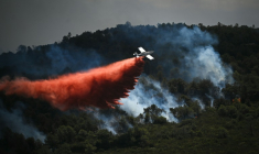 Un avion de lutte contre les incendies largue un produit retardant sur un incendie de forêt, près de Narbonne, le 8 juillet 2025 dans l'Aude ( AFP / Matthieu RONDEL )