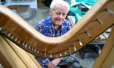 Noel Anderson, 89 ans, pose dans son atelier de fabrication de harpes, le 29 septembre 2025 à Strabane, en Irlande du Nord ( AFP / Paul Faith )