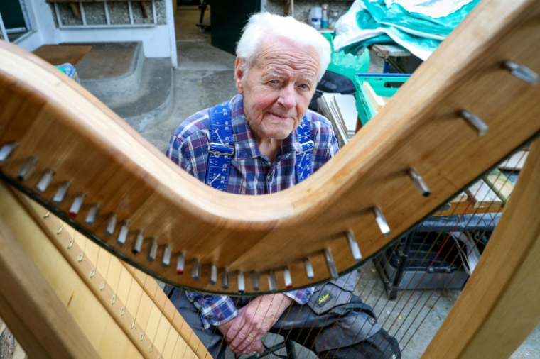 Noel Anderson, 89 ans, pose dans son atelier de fabrication de harpes, le 29 septembre 2025 à Strabane, en Irlande du Nord ( AFP / Paul Faith )