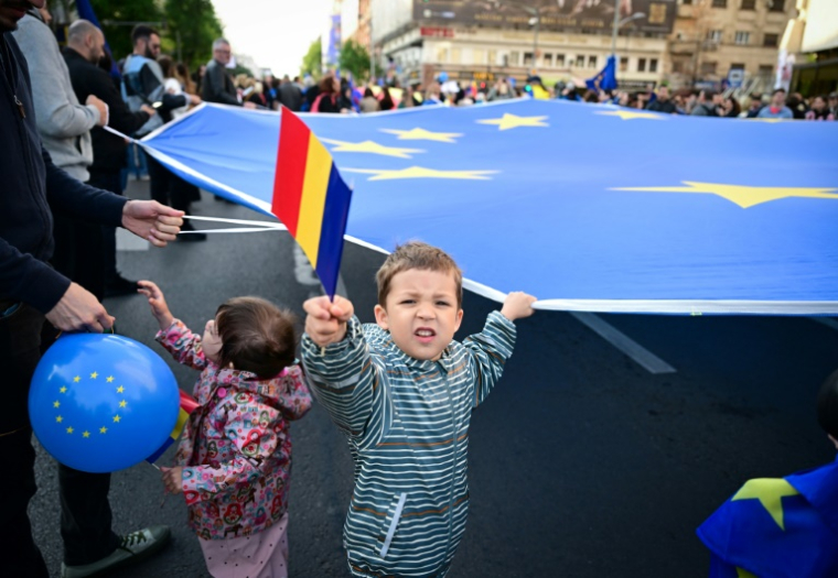 Manifestation pour l'UE et contre l'extrême droite, à une semaine du second tour de la présidentielle roumaine, le 9 mai 2025 à Bucarest ( AFP / Daniel MIHAILESCU )