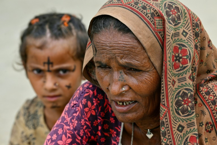 La tatoueuse Basran Jogi lors d'une interveiw avc l'AFP à la colonie Jogi à Umerkot, un district à majorité hindoue, le 14 juillet 2025 au Pakistan ( AFP / Asif HASSAN )