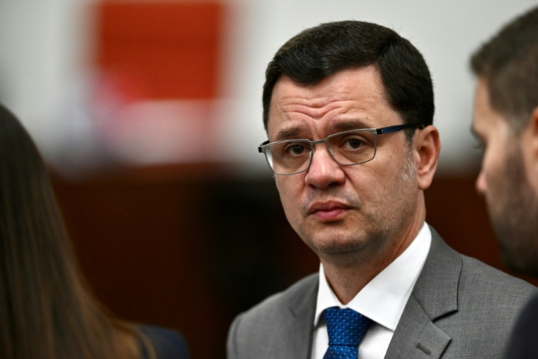 L'ancien ministre de la Justice du gouvernement Bolsonaro, Anderson Torres (g) et son avocat, comparaît devant la la Cour suprême bréslienne, le 10 juin 2025 à Brasilia ( AFP / EVARISTO SA )