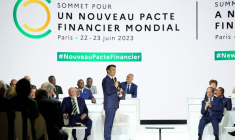 Emmanuel Macron s'exprime lors de la séance de clôture du sommet du nouveau pacte financier mondial