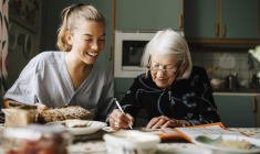 Vieillir chez soi est le souhait d’une immense majorité de Français, mais le coût du maintien à domicile ne cesse d’augmenter. ( crédit photo : Getty Images/Maskot )