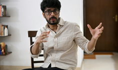 Le réalisateur indien Shaunak Sen chez lui à New Delhi, le 12 août 2026 ( AFP / Arun SANKAR )