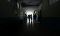 Des étudiants marchent dans un couloir sombre à l’université Los Andes, à San Cristóbal, dans l’État de Táchira, à la frontière avec la Colombie, le 11 septembre 2026. Les habitants  en ont assez des coupures de courant quotidiennes. ( AFP / JOHNNY PARRA )