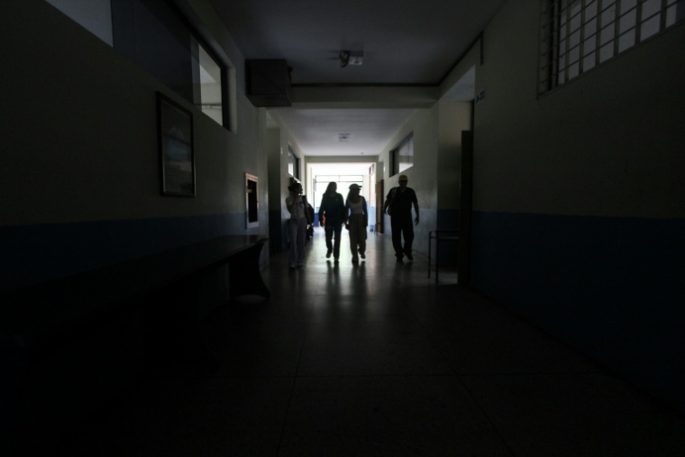 Des étudiants marchent dans un couloir sombre à l’université Los Andes, à San Cristóbal, dans l’État de Táchira, à la frontière avec la Colombie, le 11 septembre 2026. Les habitants  en ont assez des coupures de courant quotidiennes. ( AFP / JOHNNY PARRA )