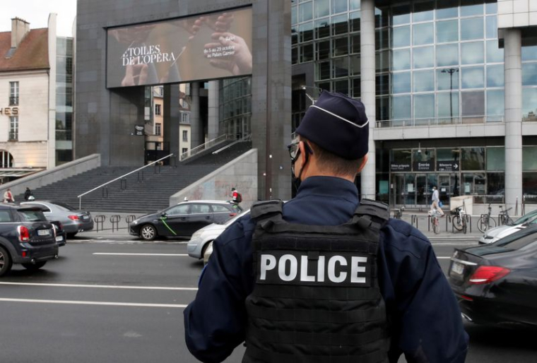 LE SUSPECT AVAIT DES "VISÉES TERRORISTES", DIT MACRON