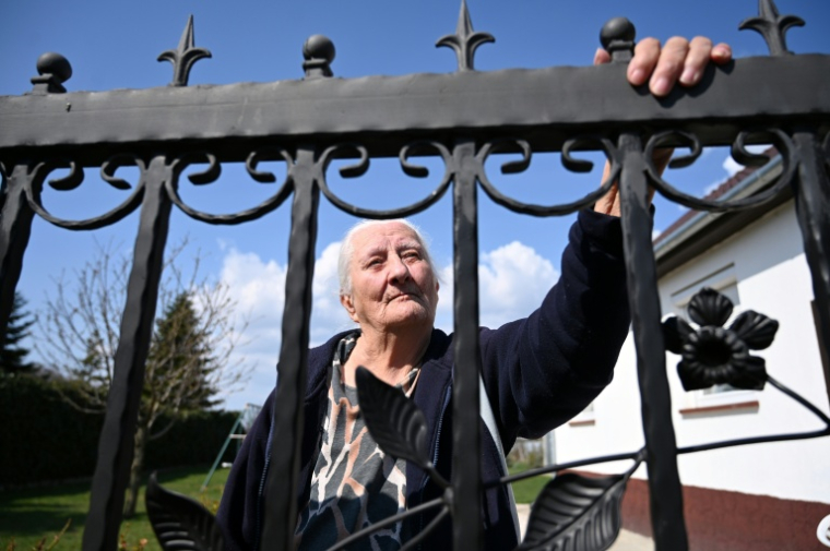 Maria Balogh, retraitée, devant chez elle à Pusztavacs, à quelques semaines des élections législatives du 12 avril, le 24 mars 2026 en Hongrie ( AFP / Attila KISBENEDEK )