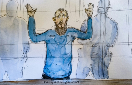 Ce croquis d'audience du 2 juin 2025 montre l'accusé Michael Chiolo lors de son procès et de celui de quatre autres accusés pour l'agression au couteau de deux gardiens de prison à la prison de Condé-sur-Sarthe en 2019, à la cour d'assises spéciale du Palais de Justice de Paris ( AFP / Benoit PEYRUCQ )