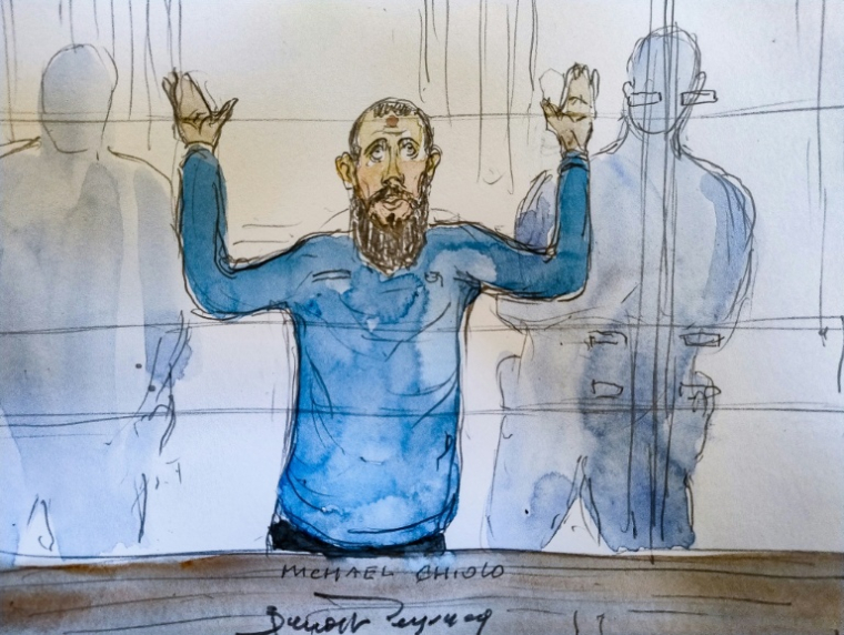 Ce croquis d'audience du 2 juin 2025 montre l'accusé Michael Chiolo lors de son procès et de celui de quatre autres accusés pour l'agression au couteau de deux gardiens de prison à la prison de Condé-sur-Sarthe en 2019, à la cour d'assises spéciale du Palais de Justice de Paris ( AFP / Benoit PEYRUCQ )