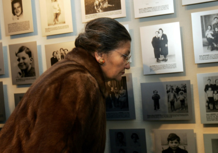Simone Veil, ancienne prisonnière d'Auschwitz et ancienne ministre de la Santé, regarde des photos lors d'une exposition inaugurée par elle et le président Jacques Chirac dans l'ancien camp d'extermination nazi d'Auschwitz, le 27 janvier 2005 en Pologne ( AFP / JANEK SKARZYNSKI )