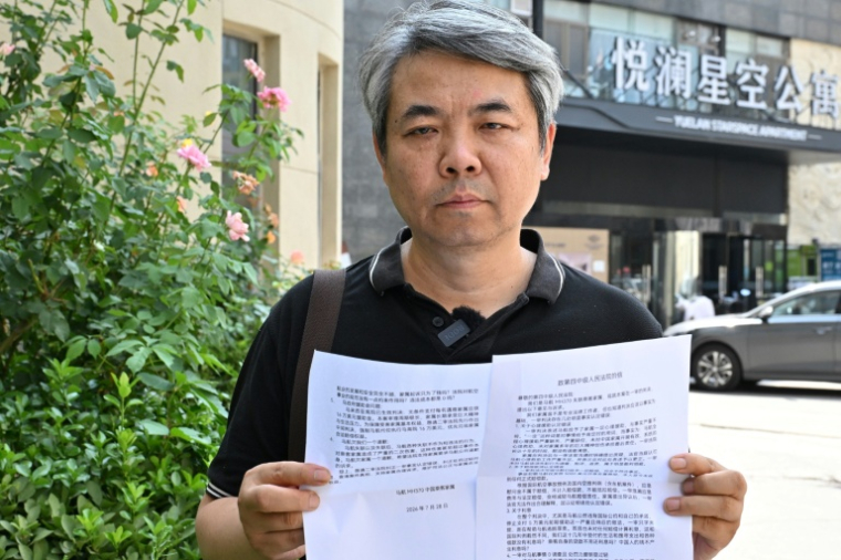 Jiang Hui, dont la mère était dans l'avion et qui représente les familles chinoises des passagers du vol MH370 près du tribunal pékinois où se déroule le procès en appel contre la compagnie Malaysia Airlines ( AFP / ADEK BERRY )