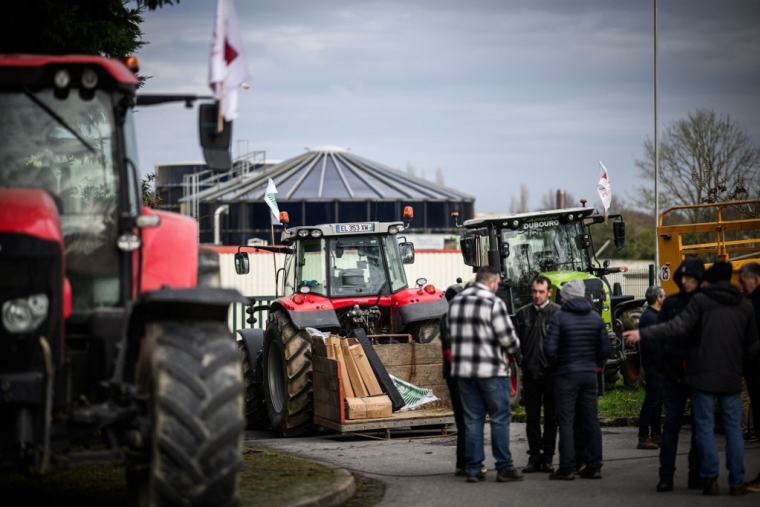 Des manifestants à Bouvron, le 18 janvier 2024. ( AFP / LOIC VENANCE )