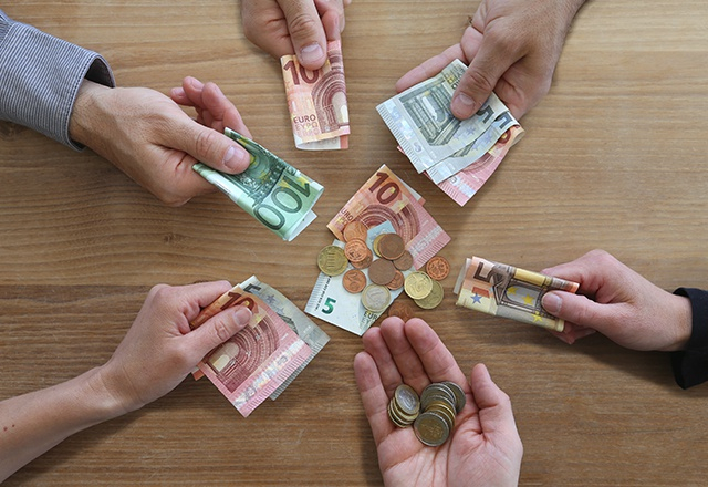 Dans le cadre d'une succession, comment l'argent investi dans du crowdfunding est-il transmis aux héritiers ? ( Crédits : Adobe Stock)