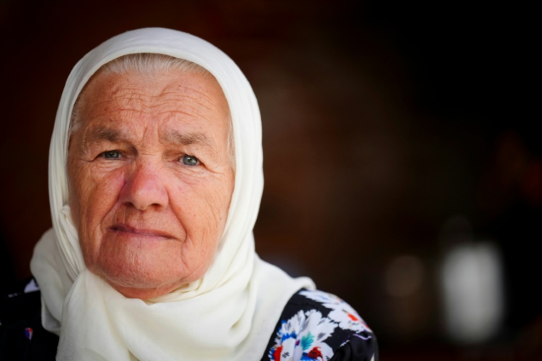 Mejra Djogaz, dont les trois fils, le mari et le petit-fils ont été tués par les forces dirigées par Mladic, le 28 août 2026 à Potocari en Bosnie ( AFP / Nidal Saljic )