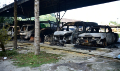 Des véhicules calcinés après une série d'attaques  incendiaires dans la province méridionale thaïlandaise de Narathiwat, le 23 août 2026  ( AFP / Madaree TOHLALA )