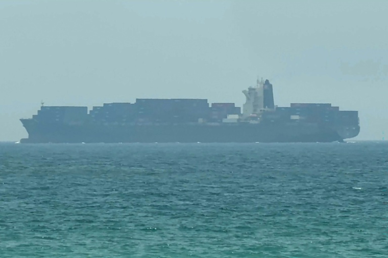 Image extraite d'une séquence vidéo d’AFPTV, le 12 juillet 2026, montrant un navire au mouillage près du détroit d’Ormuz, au large de la côte orientale des Émirats arabes unis, à Khor Fakkan ( AFPTV / - )