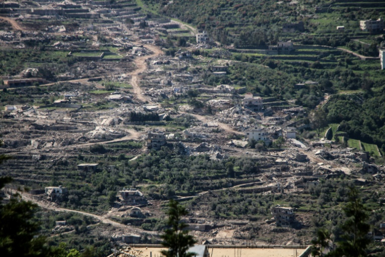 Des maisons rasées et des structures détruites par l'armée israélienne dans le village de Beit Lif, dans le district de Bint Jbeil, au sud du Liban, le 22 avril 2026 ( AFP / Kawnat HAJU )
