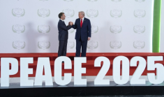 Le président américain Donald Trump salue le président français Emmanuel Macron lors d'un sommet sur Gaza à Charm el-Cheikh, le 13 octobre 2025 ( POOL / Evan Vucci )
